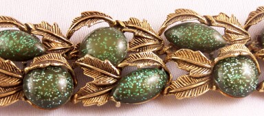 UNS25 antiqued goldtone bracelet w green lucite glitter discs